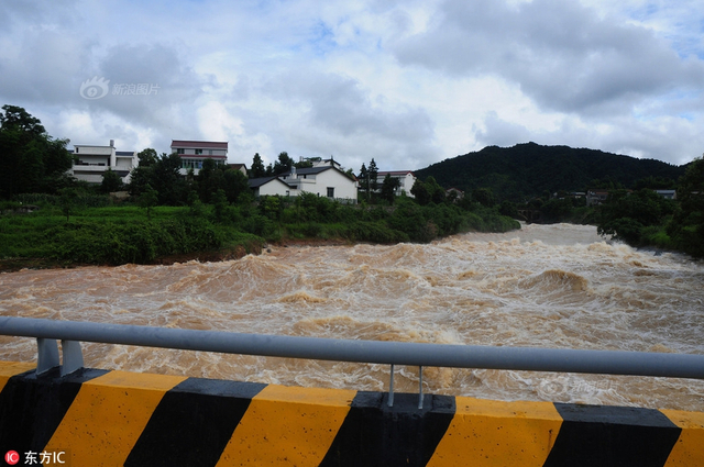 长沙黄材水库泻洪 大水从桥下汹涌而过
