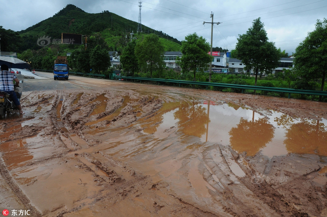 长沙黄材水库泻洪 大水从桥下汹涌而过