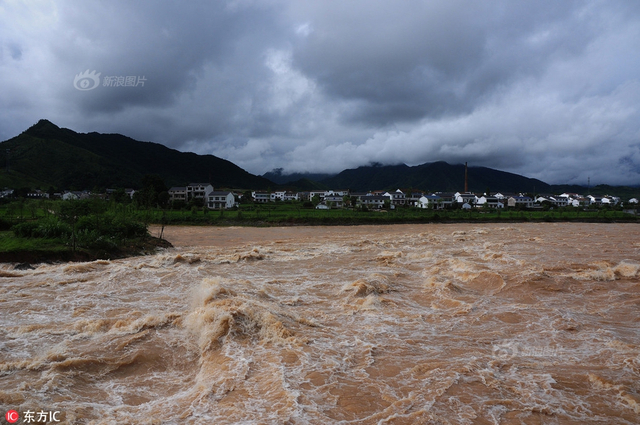 长沙水库泻洪 大水汹涌而过
