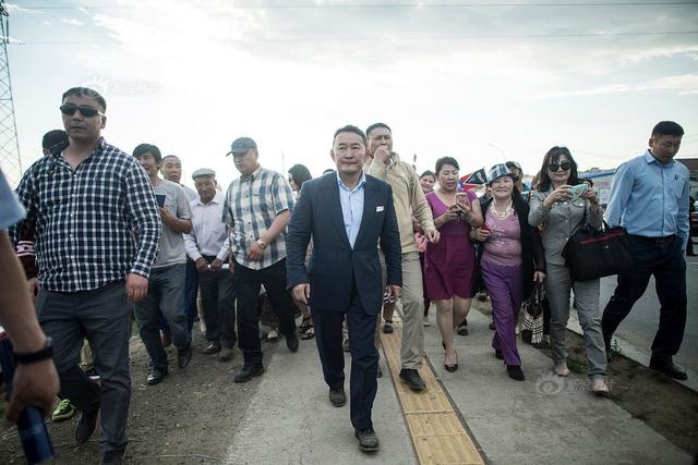 8           图为新任蒙古总统巴图勒嘎