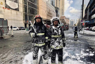 消防员低温天救火全身结冰