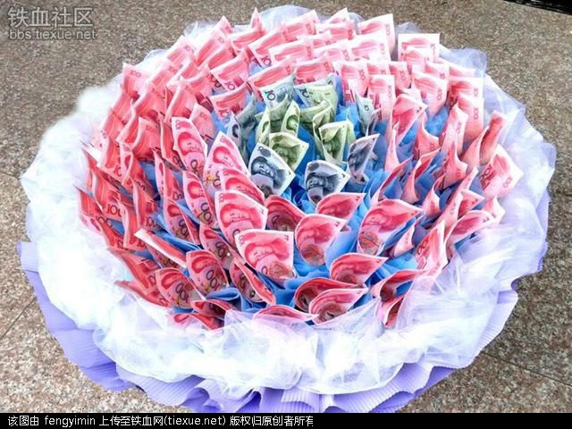 男子用万元钞票做成"花束"送女友_新浪图片