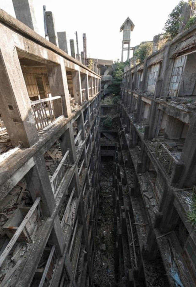 日本军舰岛遭弃变鬼城成007电影拍摄地 新浪图片