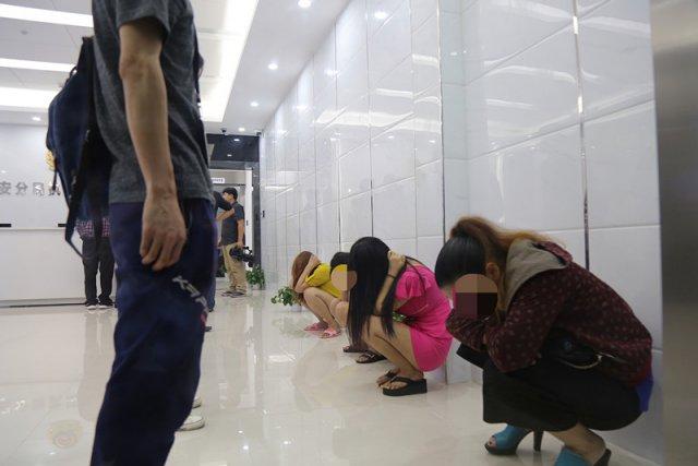 深圳警方半夜突击扫黄 女子抱头蹲一排