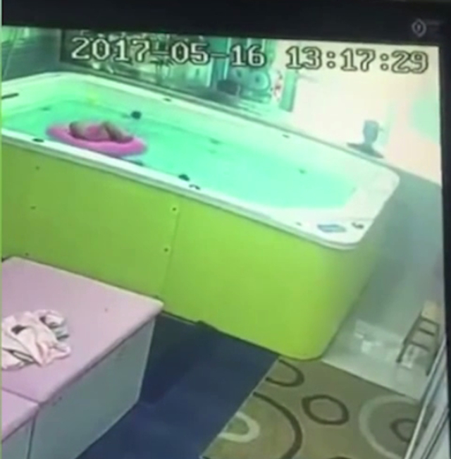 幼童在游泳馆倒立溺水挣扎72秒 周围无人监护