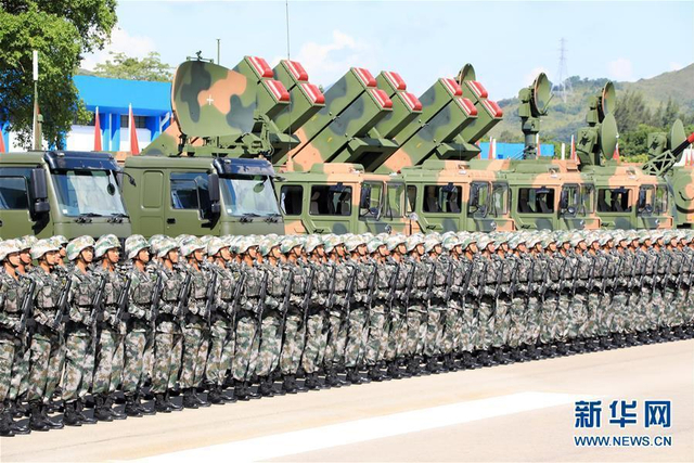 香港市民参观驻港部队石岗军营