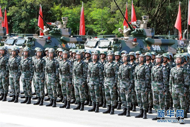 香港市民参观驻港部队石岗军营