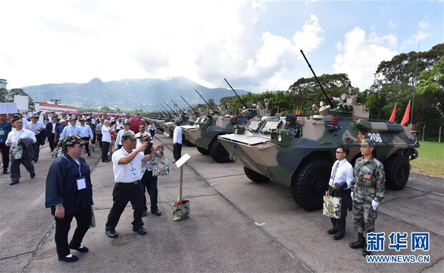 香港市民参观驻港部队石岗军营
