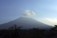 印尼火山爆发在即 居民撤离