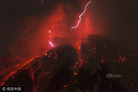 印尼火山爆发 电闪雷鸣如末日