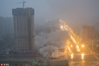 违建烂尾10年 爆破5秒被放倒