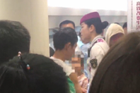 怒！男子高铁强抱陌生小女孩