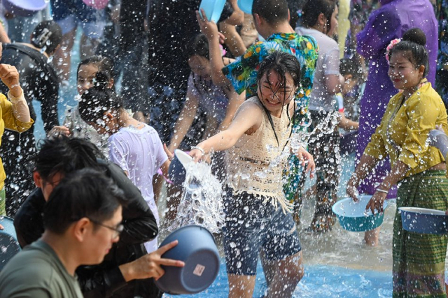 云南泼水节视频2013 w640slw.jpg