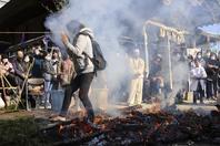 日本举办传统“火供” 民众赤脚踩烟灰祈祷新年健康