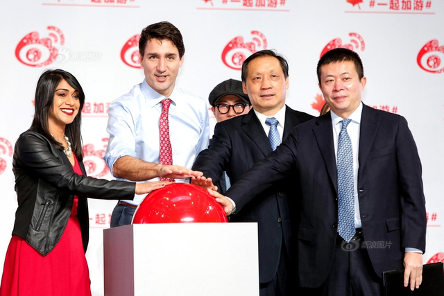 加拿大总理特鲁多访问新浪 曹国伟赠送礼物