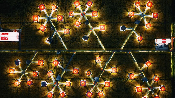 四川崇州：游客油菜花田品尝川味火锅