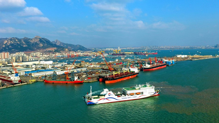 山东荣成：外籍客滚轮靠港卸货