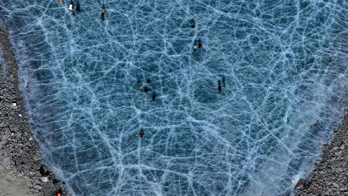 拉萨琼穆岗嘎雪山冰湖引游客赏景