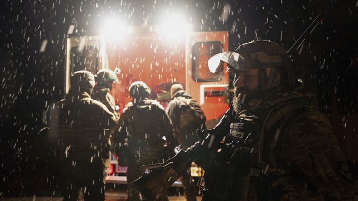 乌克兰军人向顿涅茨克前线运送补给