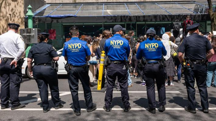 美国纽约警察在高校逮捕约300人