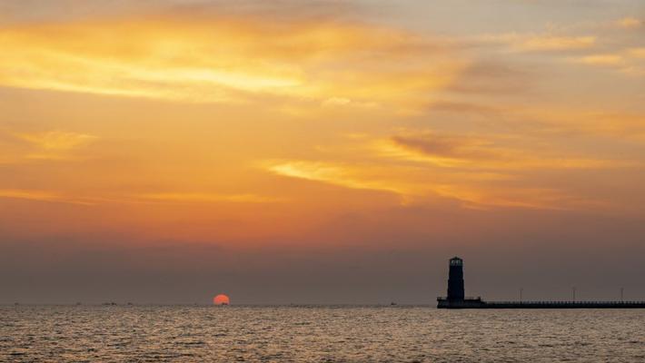 山东日照：海龙湾日出东方 朝霞漫天