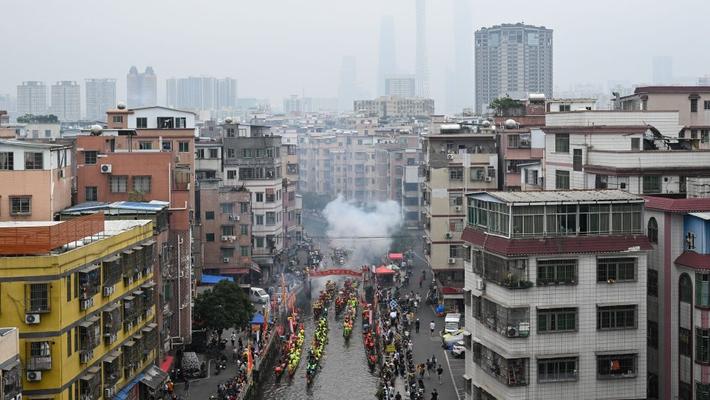 广州“龙船景”场面热闹