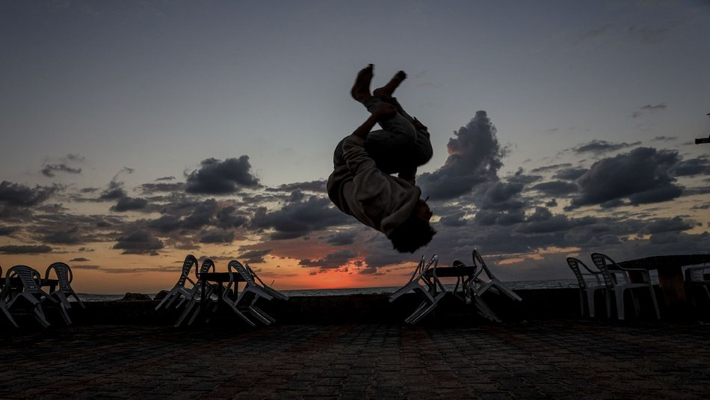 停火协议期间 加沙城居民继续日常生活