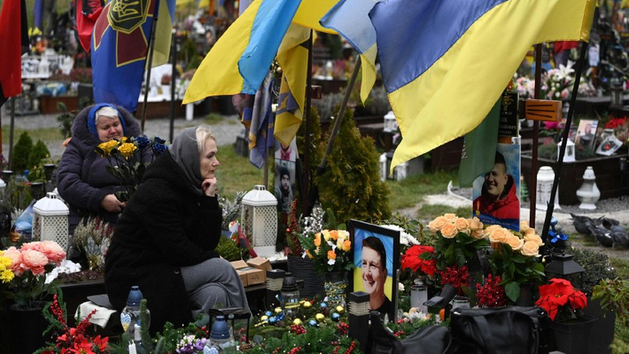 乌克兰武装部队日 民众在军人墓前哀悼