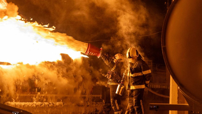 乌克兰基辅：俄空袭致油罐车起火
