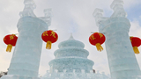 长春冰雕“祈年殿” 吸引游人拍照