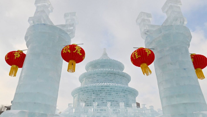 长春冰雕“祈年殿” 吸引游人拍照