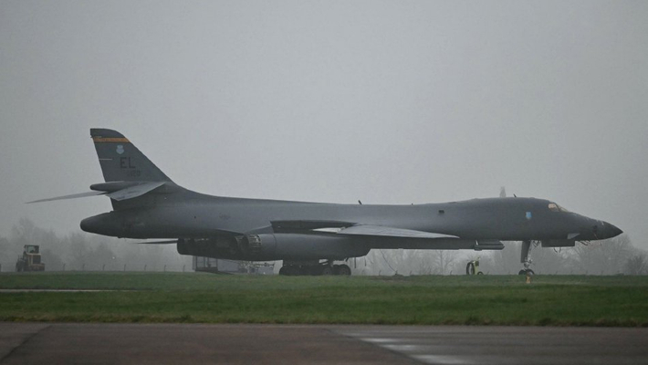 美军轰炸机部署英费尔福德军事基地