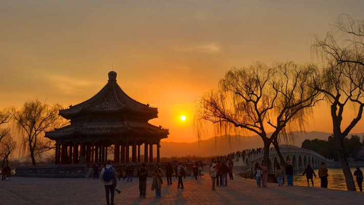 落日浸染颐和园昆明湖