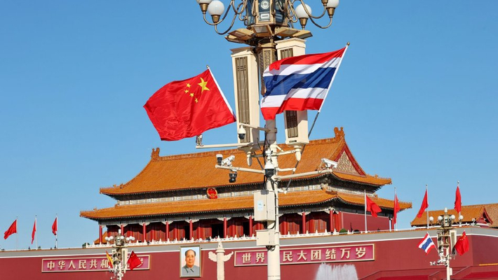 北京天安门广场悬挂中泰国旗 欢迎泰国国王访华
