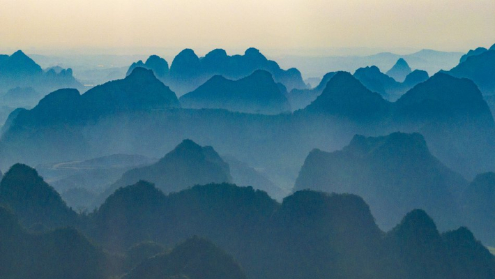 南宁：喀斯特峰林连绵不绝