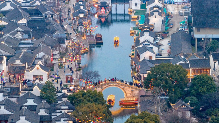 江苏无锡：彩灯点亮惠山古镇