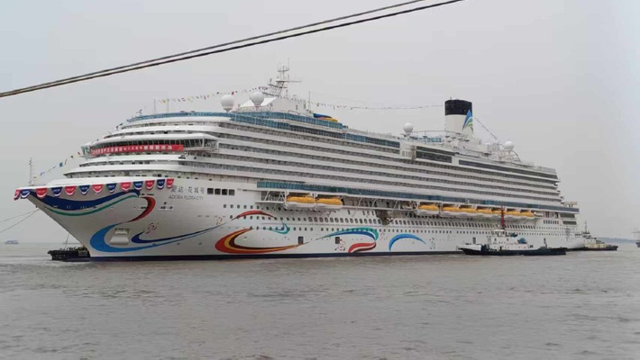 第二艘国产大型邮轮“爱达·花城号”出坞