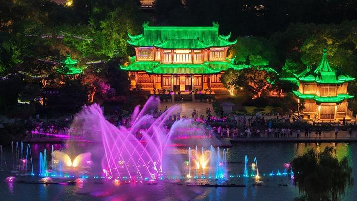 江苏扬州瘦西湖风景区灯光绚丽缤纷