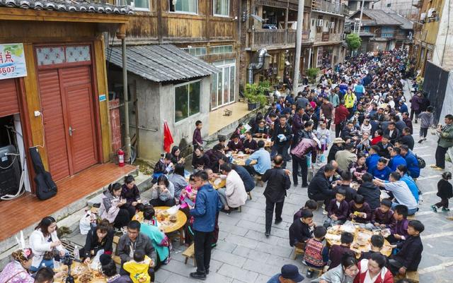 贵州从江：千人长桌宴共庆“开秧门”