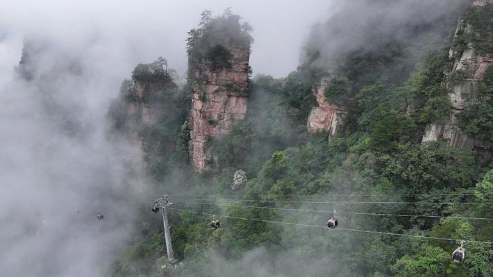 游客游览湖南张家界国家森林公园
