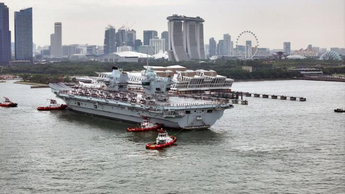 英国皇家海军“威尔士亲王”号航母抵达新加坡港