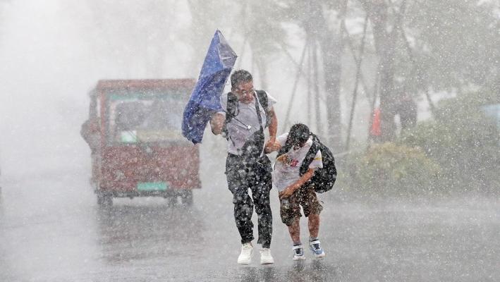 台风“丹娜丝”外围发威 暴雨突袭杭州西湖
