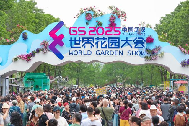 武汉世界公园大会 游客观湖赏花拥抱春天