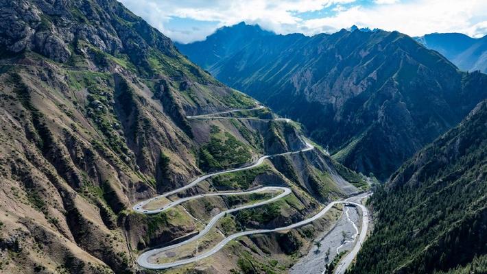 新疆库车盘山公路险峻秀美