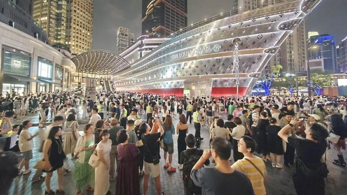 上海：“路易号”游轮向公众开放 人气火爆成夜间焦点