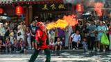 河南开封：清明上河园景区民俗表演持续火热