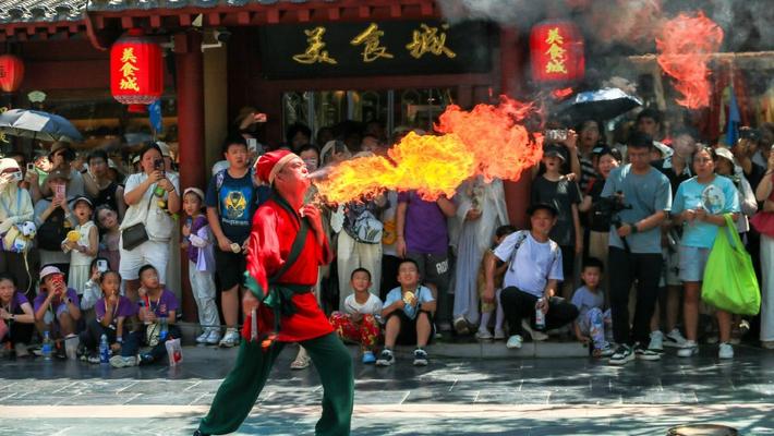 河南开封：清明上河园景区民俗表演持续火热