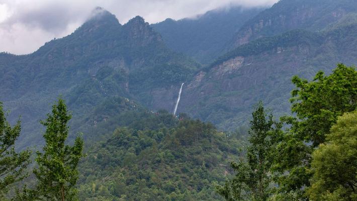 江西九江：庐山秀峰瀑布迎丰水期 诗仙笔下“银河”再现游人如织