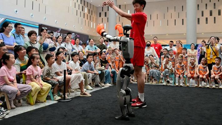 浙江金华：“浙BA”球员与人工智能机器人和小球迷互动