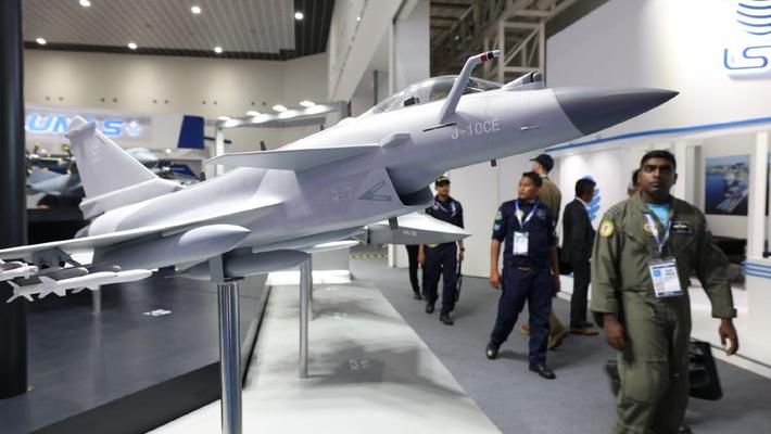 第17届兰卡威海空展开幕 歼-10CE模型亮相吸引大量人群围观